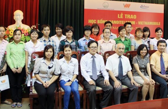 Hanoi Telecom – Vietnamobile trao học bổng cho 22 sinh viên ĐHQGHN