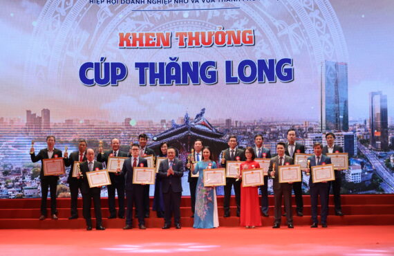 Hanoi Telecom nhận Cúp & Cờ thi đua khen thưởng tại Lễ tôn vinh doanh nhân, doanh nghiệp Thăng Long 2022